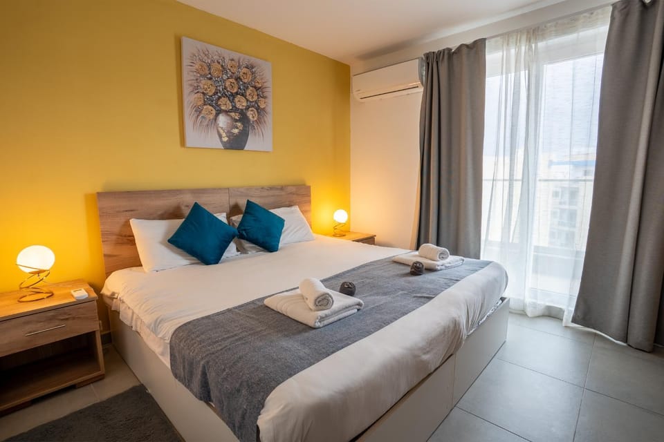 Bed, Bedroom, towels