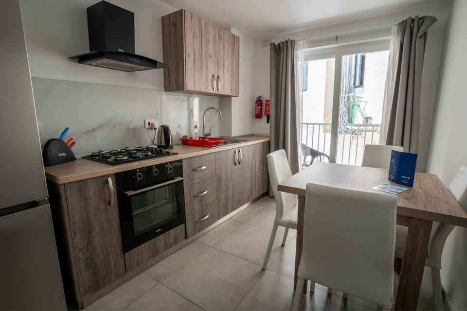 Coffee/tea facilities, Kitchen or kitchenette, Dining area, stove