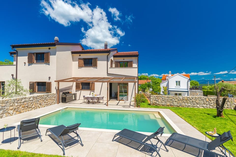 Patio, Day, Swimming pool, sunbed