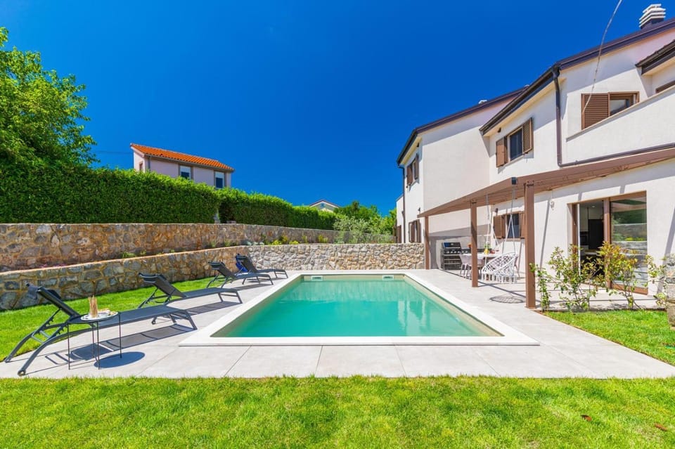 Property building, Day, Garden, Garden view, Pool view, Swimming pool, sunbed