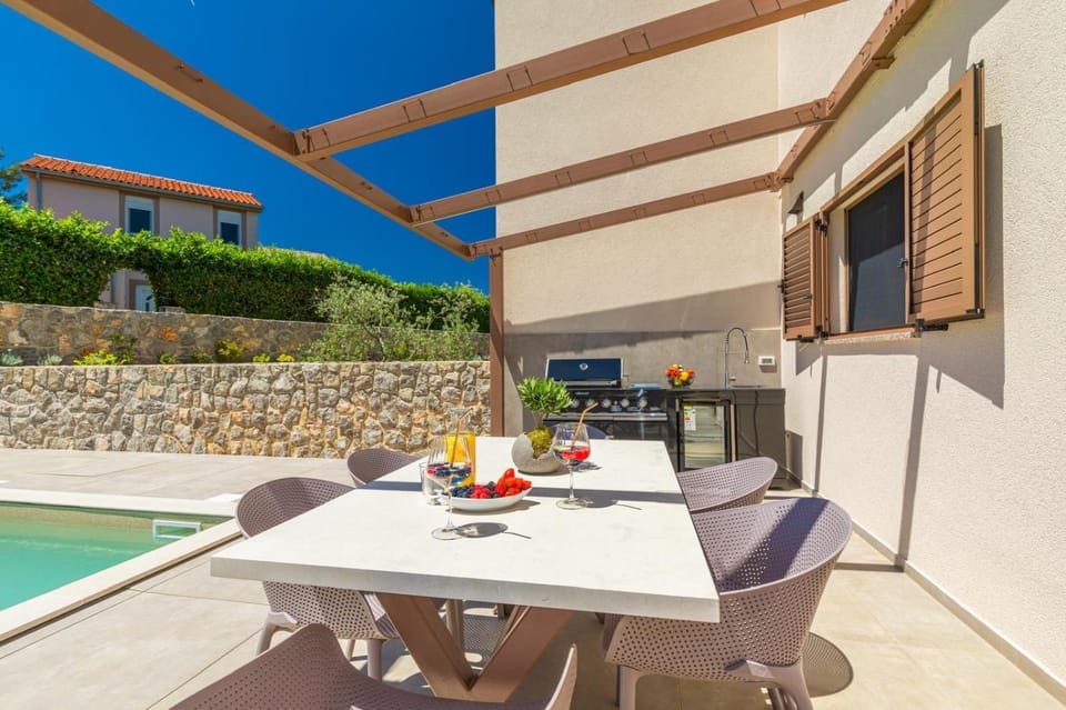 Day, Balcony/Terrace, Dining area, Evening entertainment, Pool view, Swimming pool
