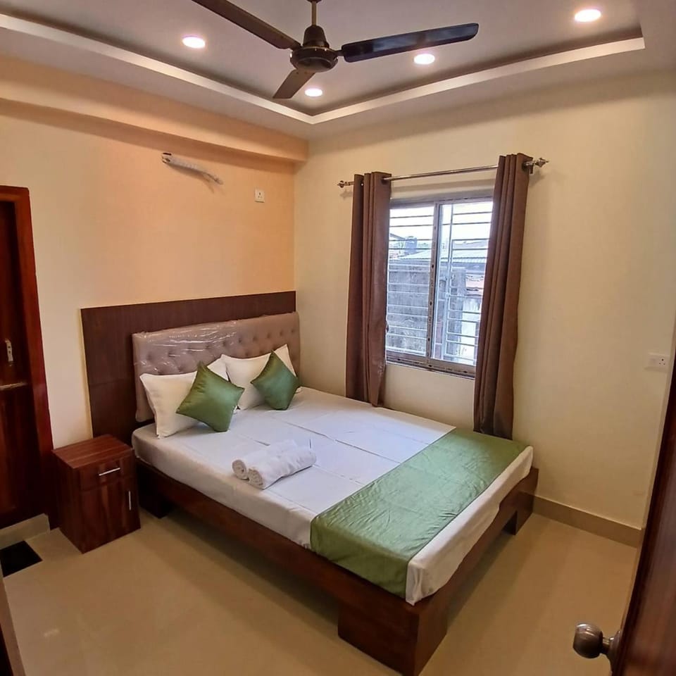 Photo of the whole room, air conditioner