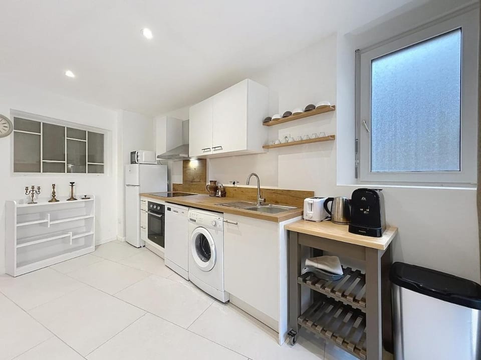 Coffee/tea facilities, microwave, oven, stove, toaster, washing machine