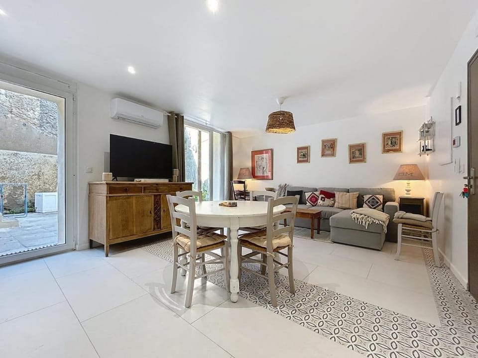 Communal lounge/ TV room, TV and multimedia, Living room, Seating area, Dining area