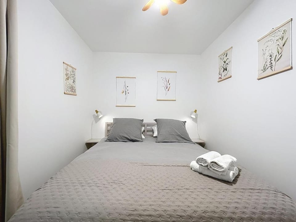 Bed, Photo of the whole room, Bedroom, towels