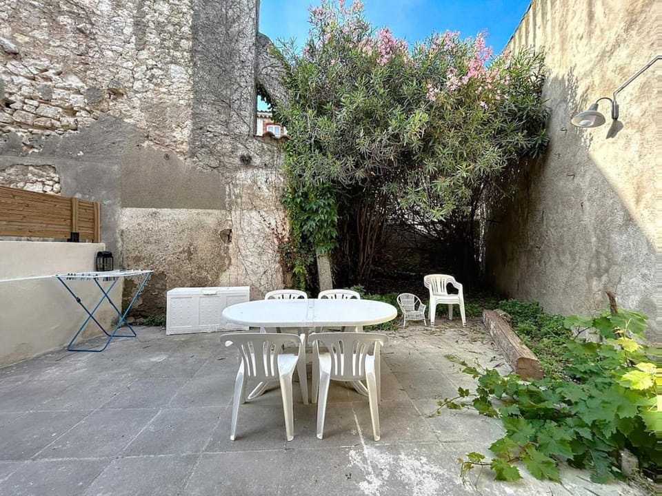 Patio, Day, Dining area