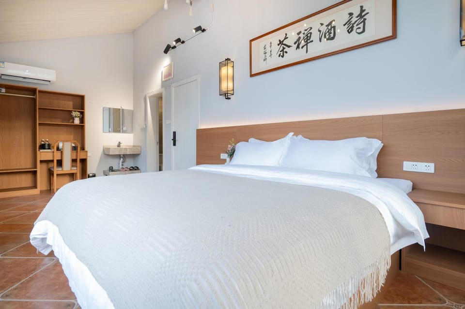 Bed, Photo of the whole room, wardrobe, air conditioner