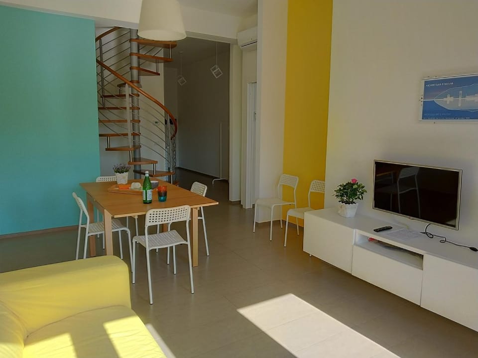 TV and multimedia, Living room, Seating area, Dining area