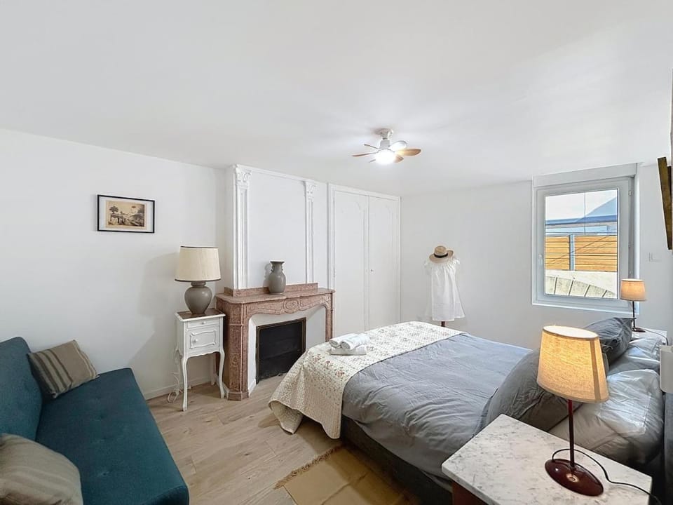 Bed, Photo of the whole room, Bedroom, wardrobe