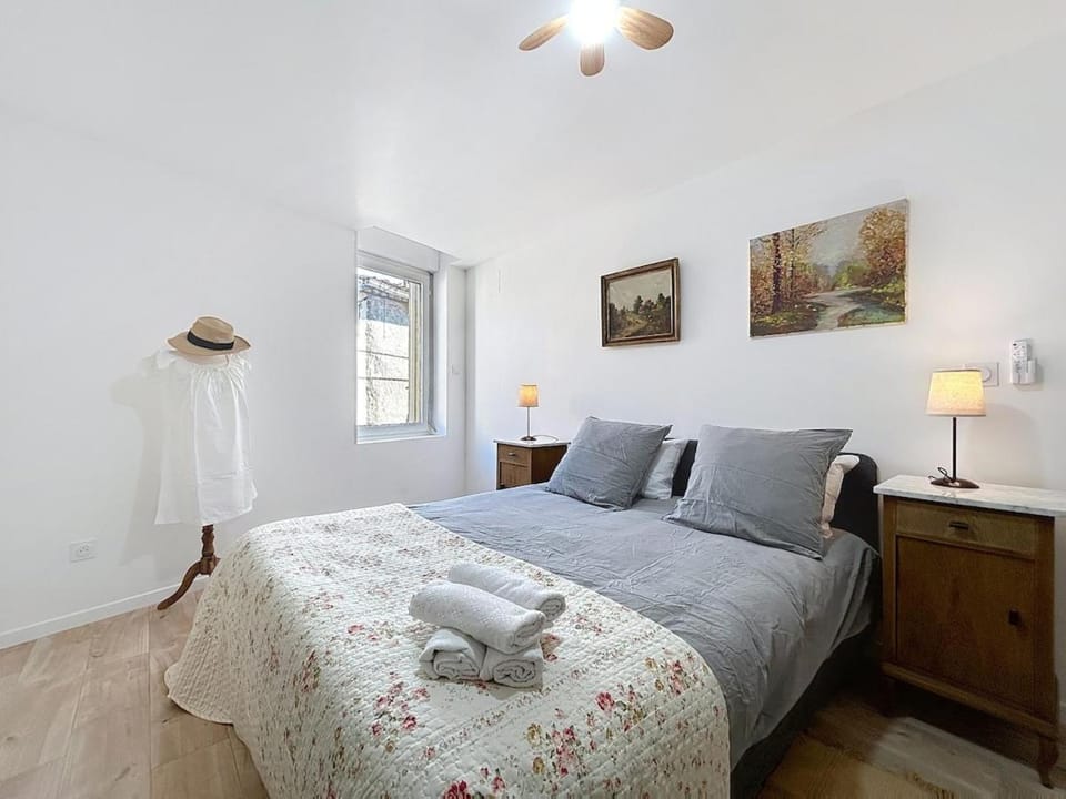 Bed, Photo of the whole room, Bedroom