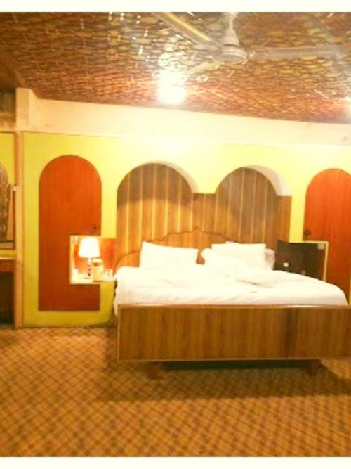 The Kashmiri crown Hotel in India