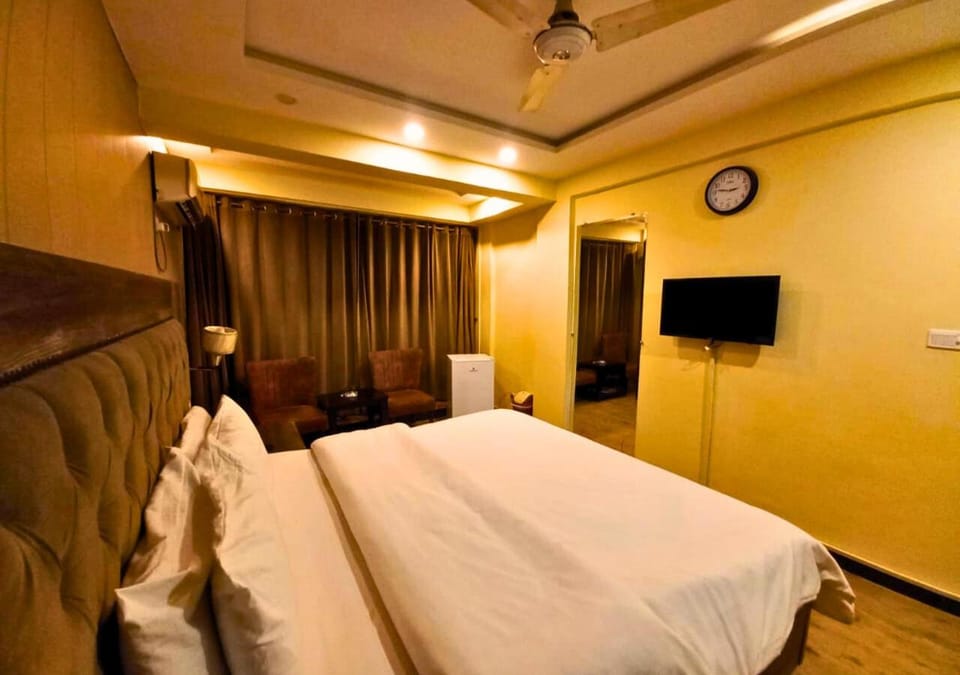 Bed, TV and multimedia, Seating area, Bedroom, air conditioner