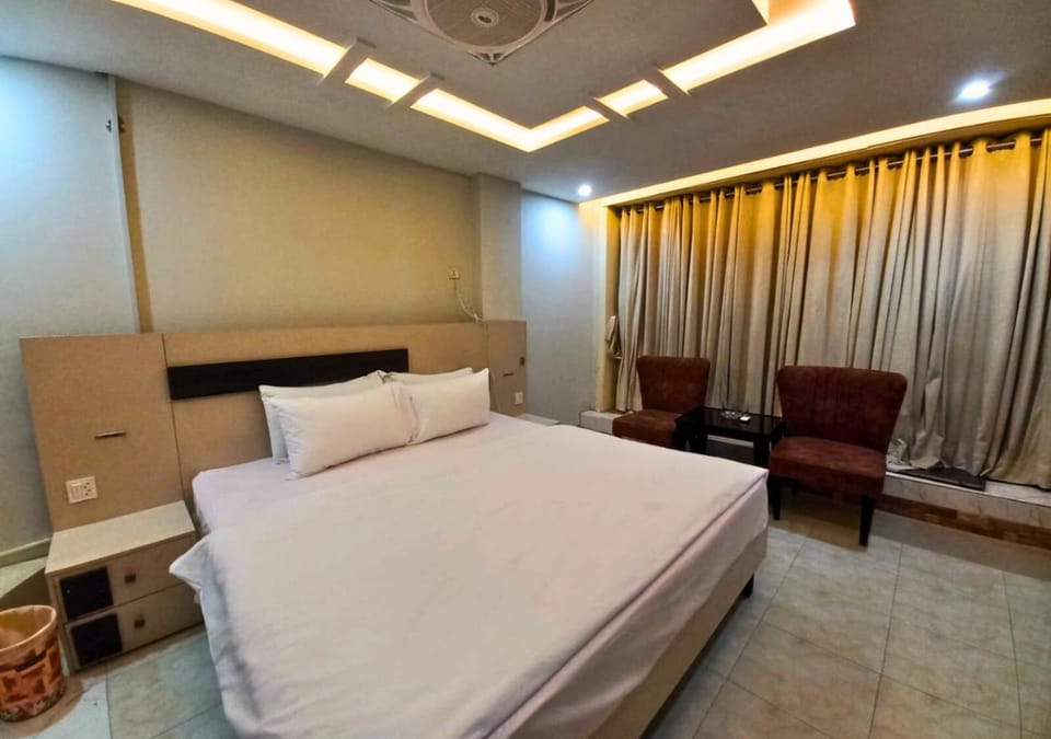 Bed, Seating area, Bedroom
