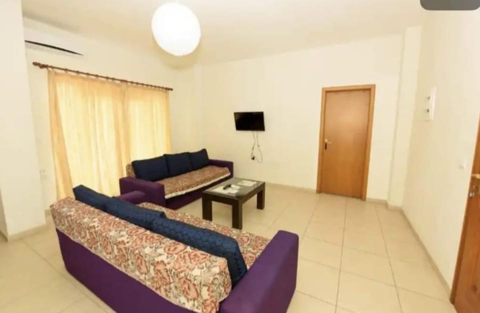 Communal lounge/ TV room, Bed, TV and multimedia, Living room, Photo of the whole room, Seating area, Evening entertainment, Bedroom