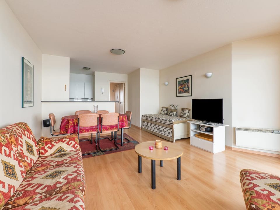 TV and multimedia, Kitchen or kitchenette, Living room, Seating area