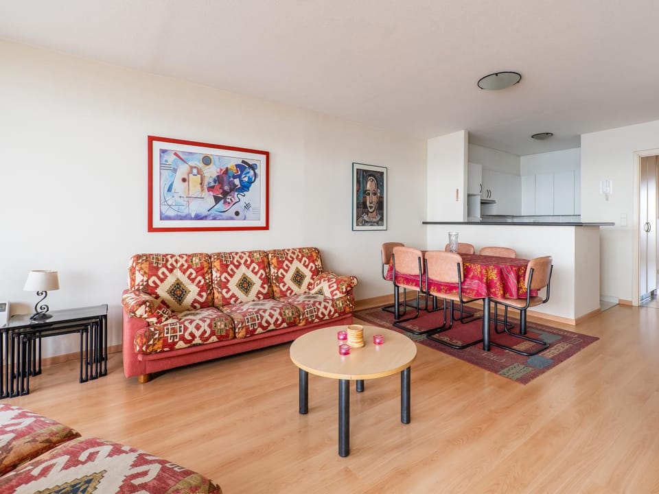Kitchen or kitchenette, Seating area, Dining area