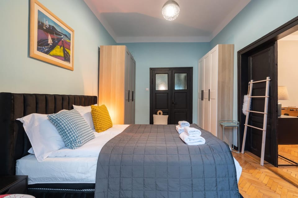 Bed, TV and multimedia, Photo of the whole room, Bedroom, towels, wardrobe