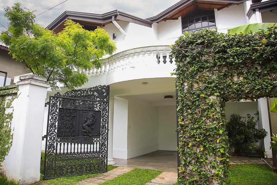 The Heavens Villa - Colombo & BIA Airport Bed and Breakfast in Western Province