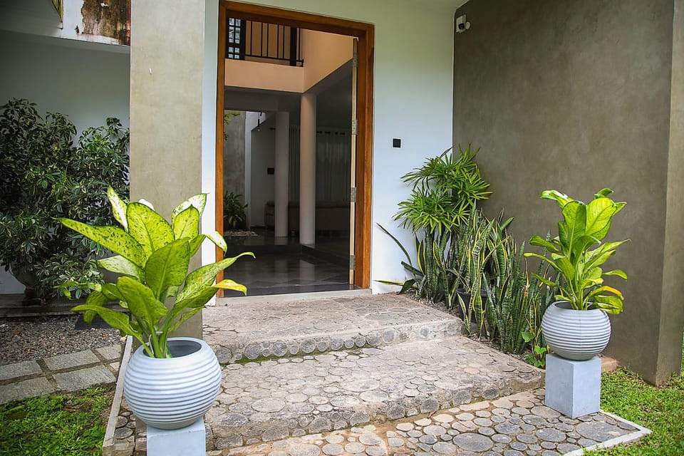 The Heavens Villa - Colombo & BIA Airport Bed and Breakfast in Western Province