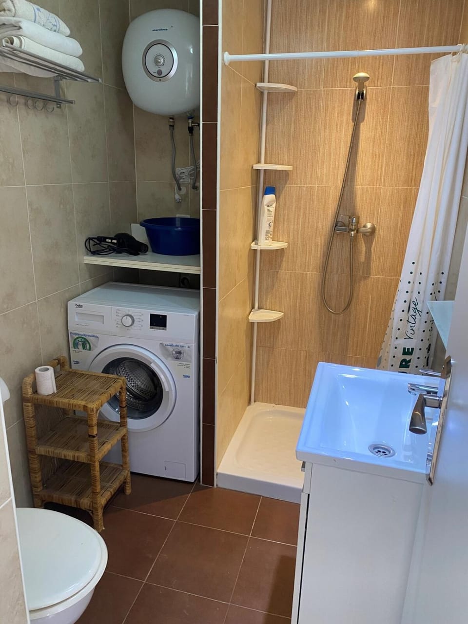 Shower, Bathroom, towels, washing machine
