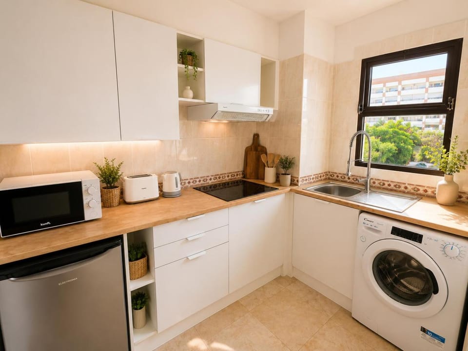 Coffee/tea facilities, Kitchen or kitchenette, microwave, stove, toaster, washing machine, dryer