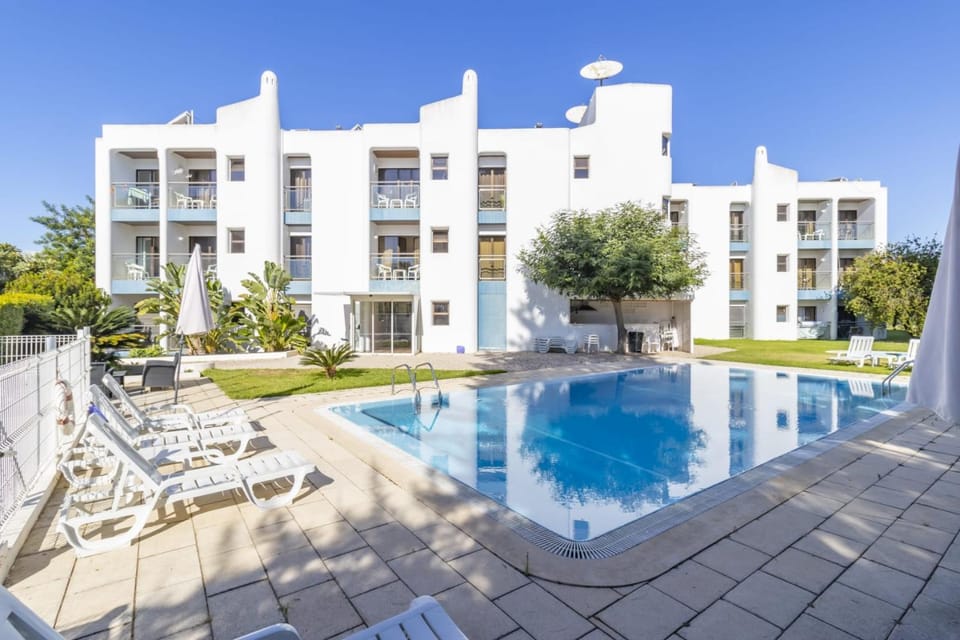 Property building, Day, Swimming pool, sunbed