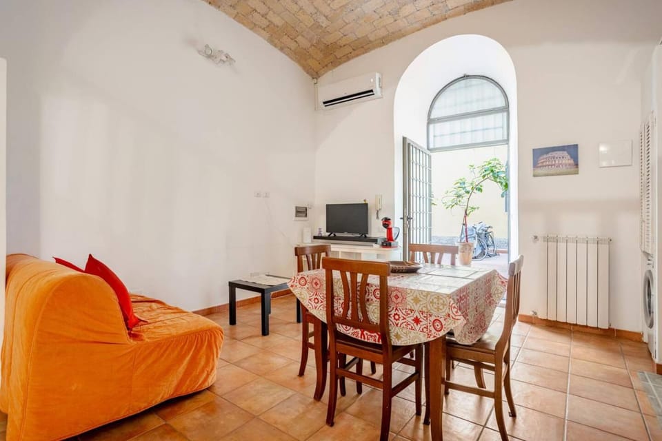 Communal lounge/ TV room, TV and multimedia, Living room, Seating area, Dining area, washing machine, air conditioner, air conditioner