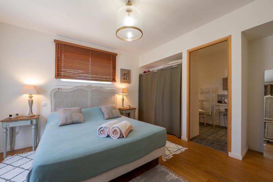 Bed, Photo of the whole room, Bedroom, towels