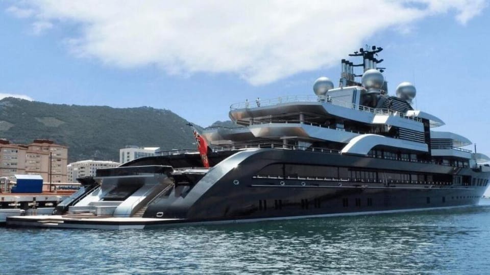 kral dairesi Docked boat in Mersin