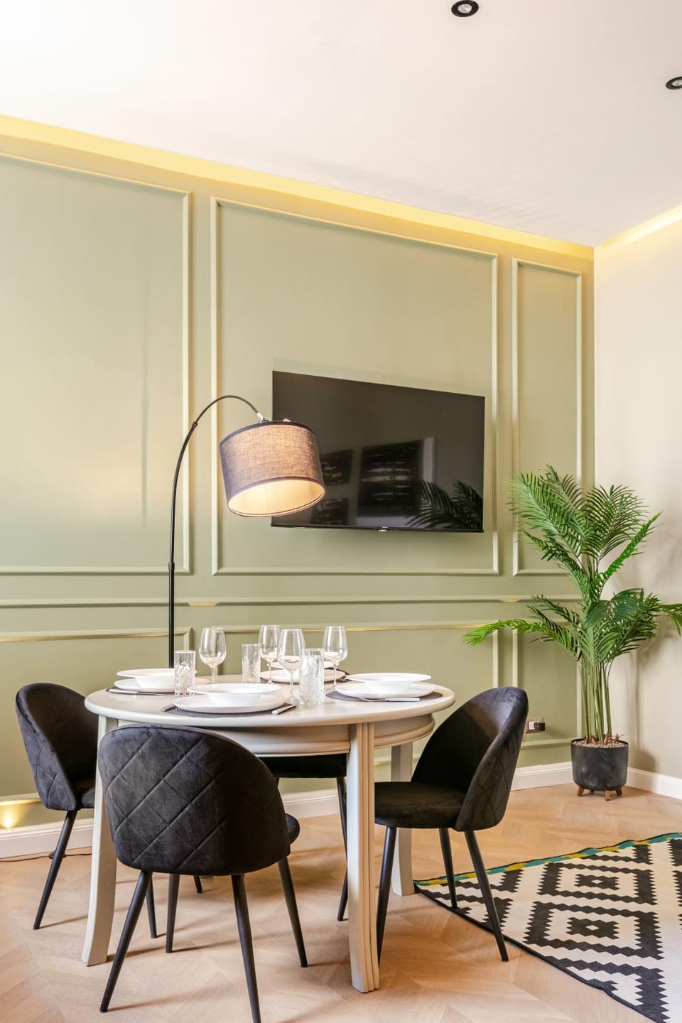 TV and multimedia, Living room, Seating area, Dining area