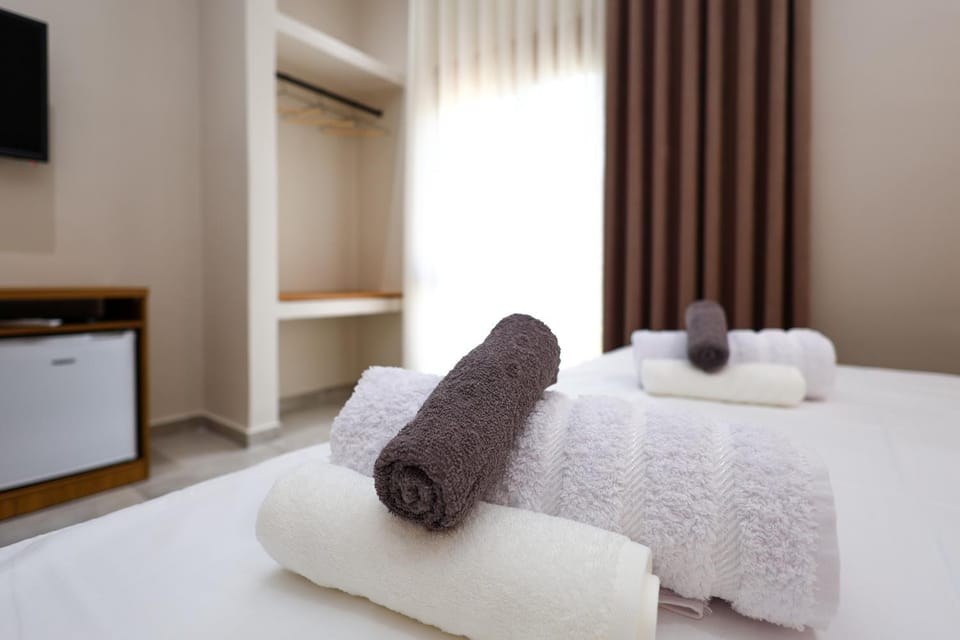 Bed, towels