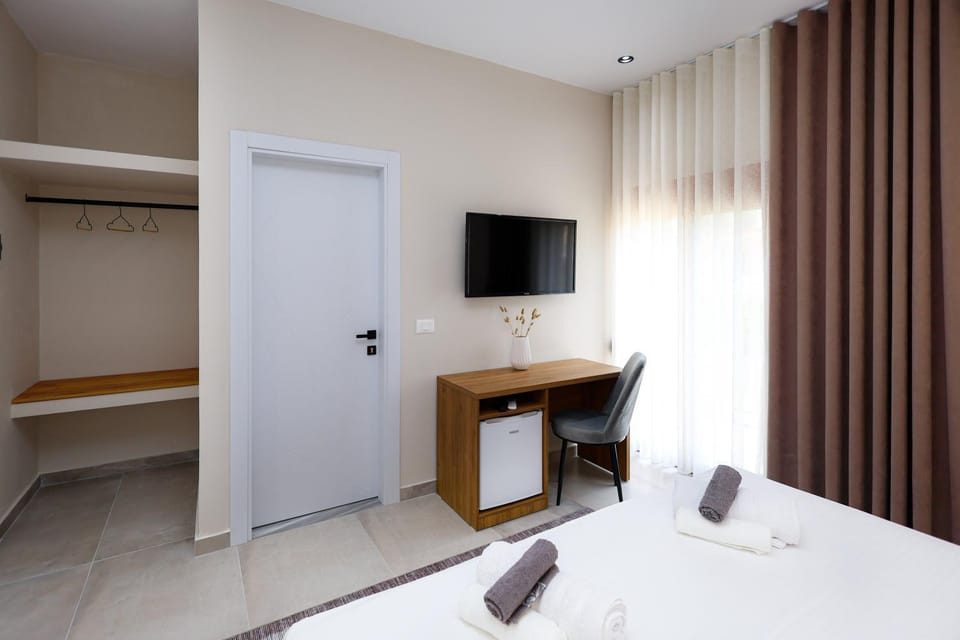 Bed, TV and multimedia, wardrobe