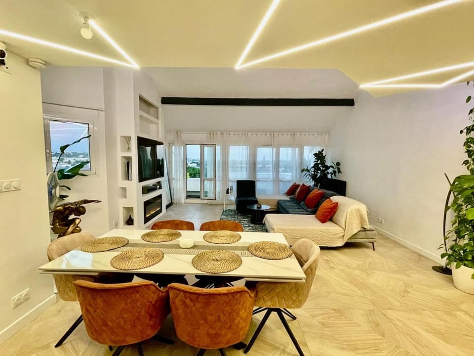 Penthouse de 170m2, 6 personnes avec jacuzzi et proche de Paris et Disney Apartment in Noisy-le-Grand