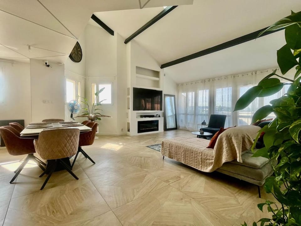 Penthouse de 170m2, 6 personnes avec jacuzzi et proche de Paris et Disney Apartment in Noisy-le-Grand