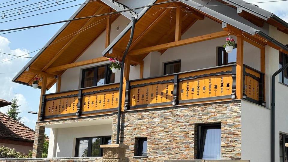 CASA COCA - La 100 m de Strandul Arinis si 200m de CENTRU - Gura Humorului Villa in Romania
