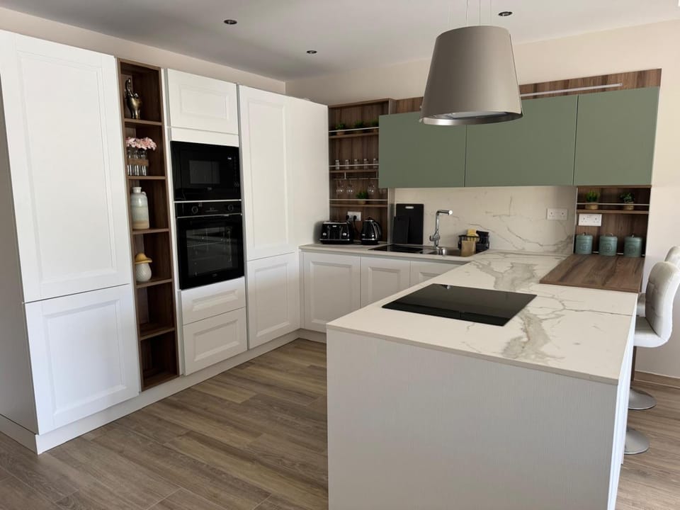 Coffee/tea facilities, Kitchen or kitchenette, dishwasher, oven, stove, toaster