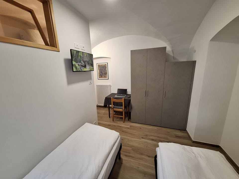 Bed, TV and multimedia, Photo of the whole room, Bedroom