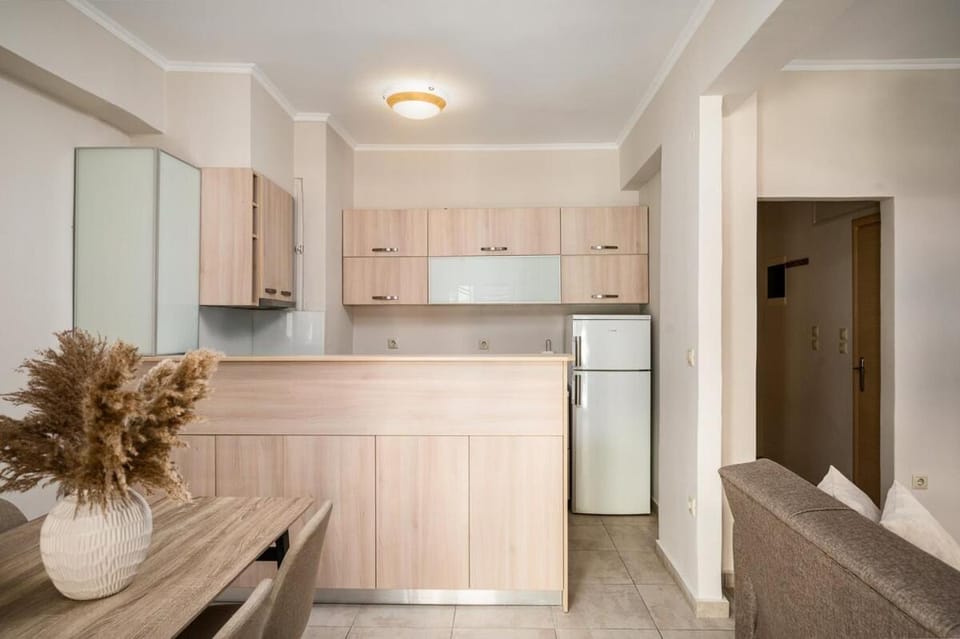 Kitchen or kitchenette, minibar, stove