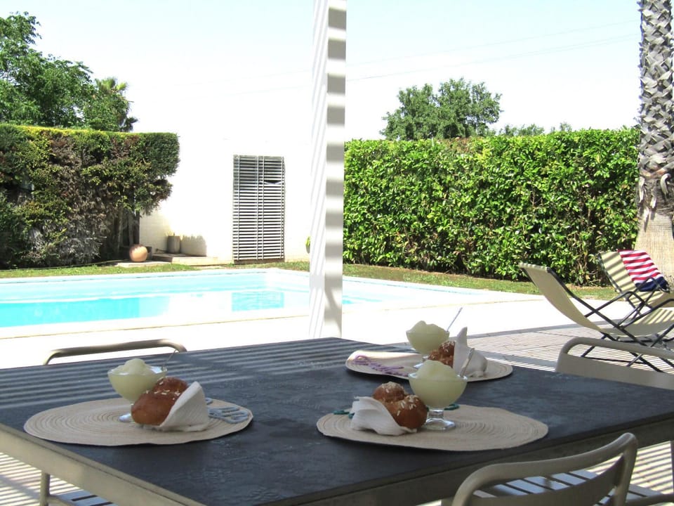 Patio, Garden, Dining area, Garden view, Pool view, Swimming pool, sunbed
