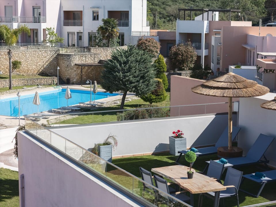 Property building, Patio, Day, Garden, Garden view, Pool view, Swimming pool, sunbed
