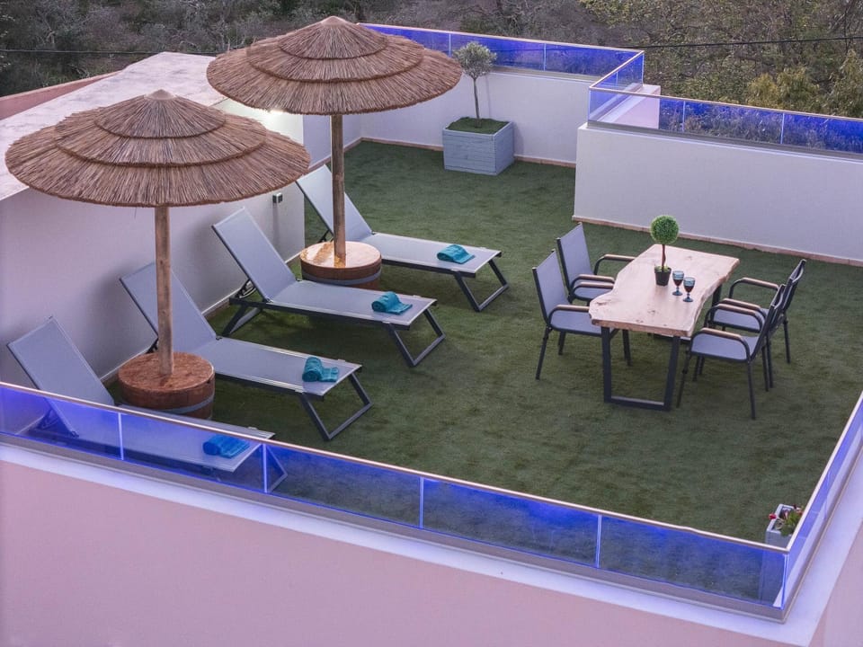 Patio, Day, Dining area, Garden view, Pool view, sunbed