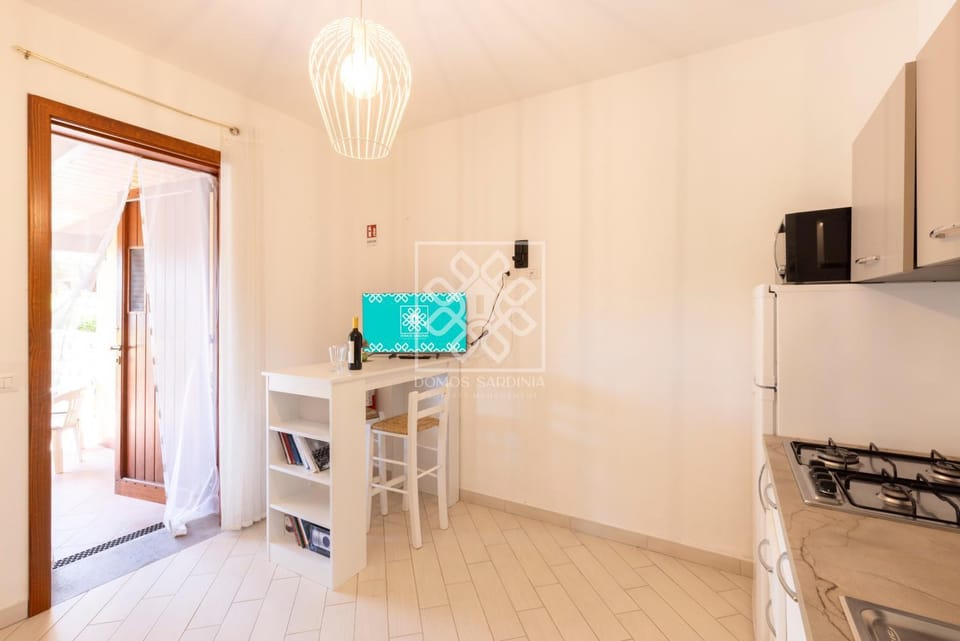 Kitchen or kitchenette, Dining area, stove