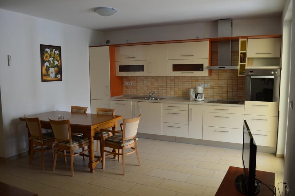 TV and multimedia, Kitchen or kitchenette, Living room, Dining area