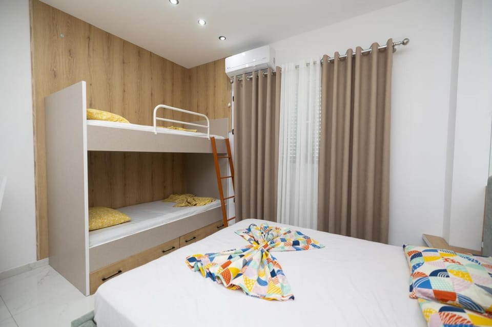 Bed, Bedroom, bunk bed, towels