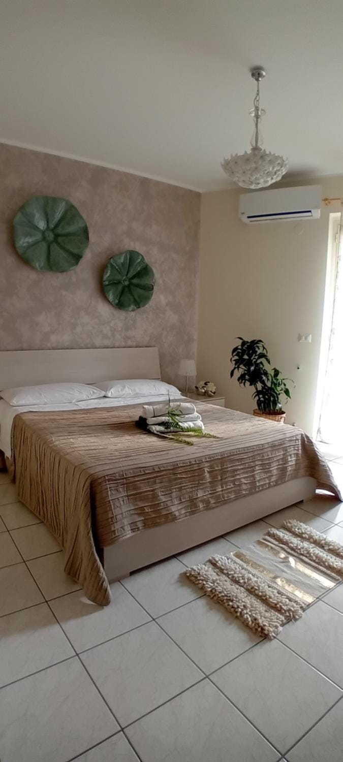 Photo of the whole room, Bedroom