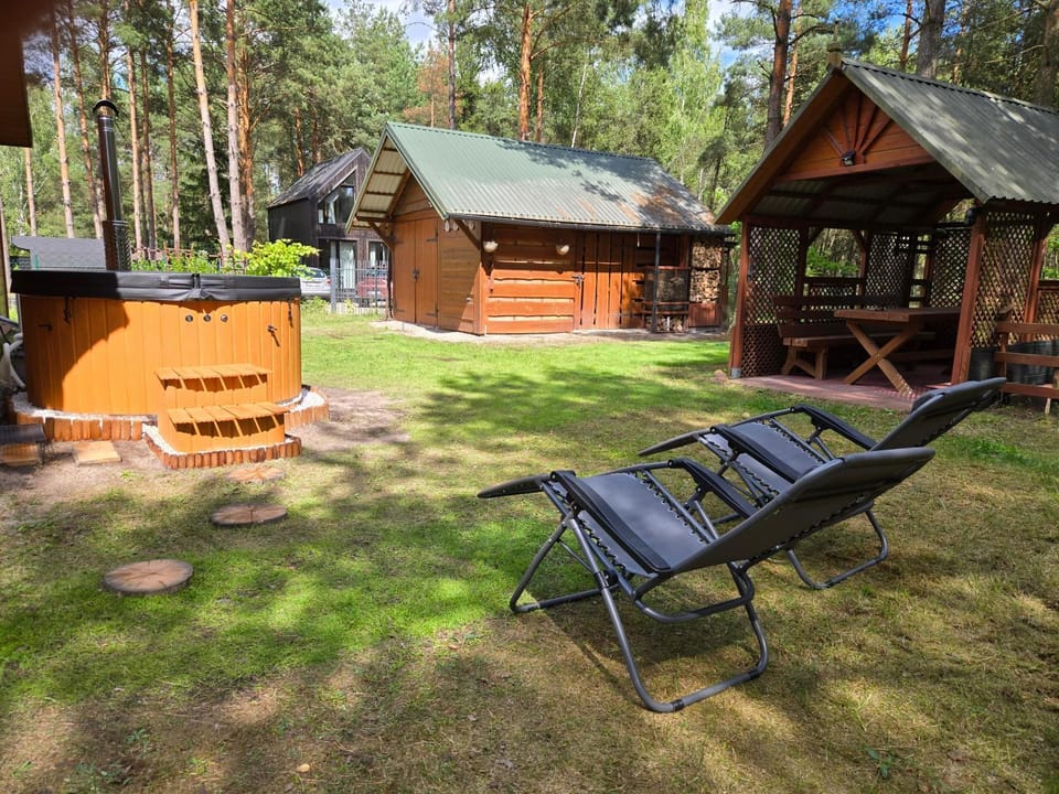 Property building, Spring, Day, Natural landscape, Garden, Garden, Hot Tub, Garden view, sunbed