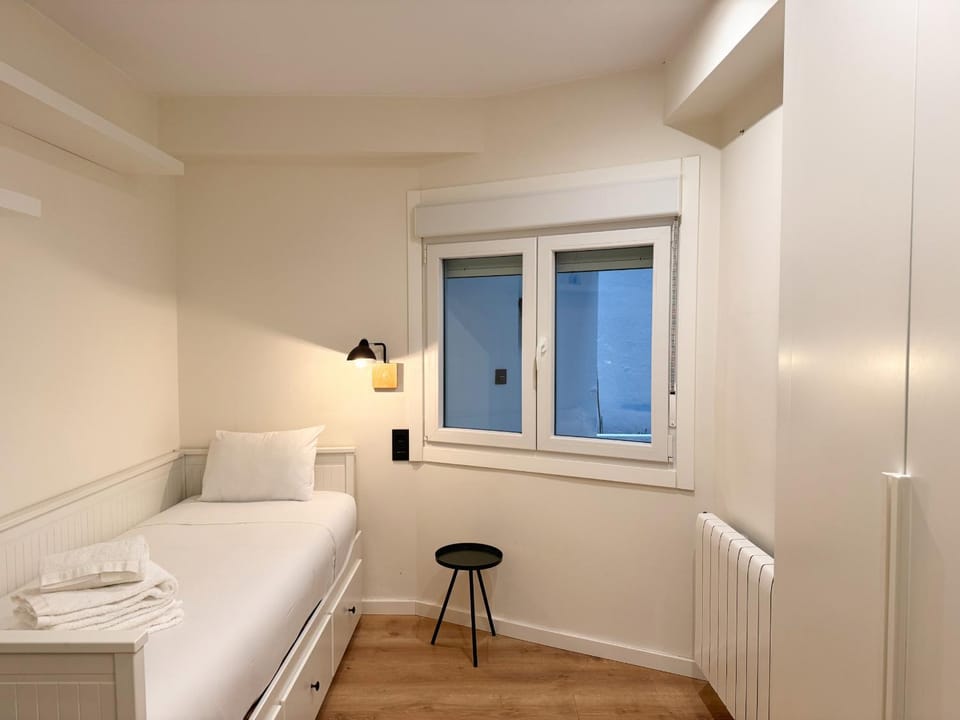Bed, Photo of the whole room, Bedroom, internet