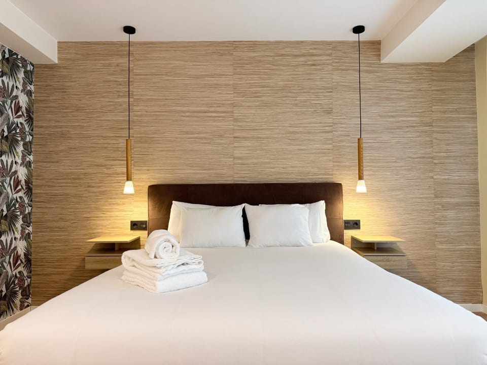 Bed, Photo of the whole room, Bedroom, towels
