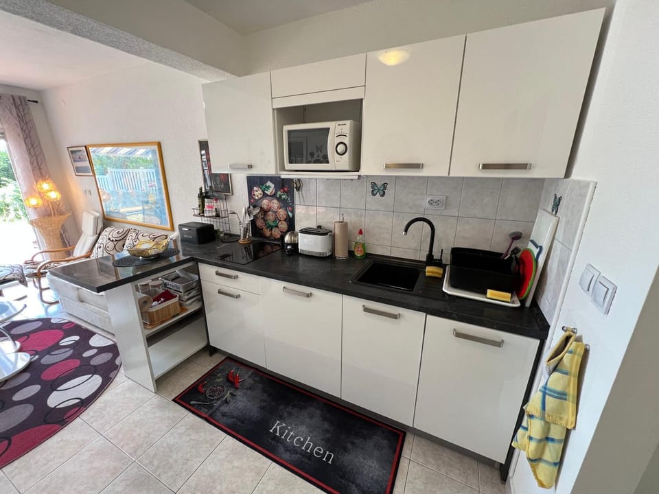 Coffee/tea facilities, Kitchen or kitchenette, dishwasher, stove, toaster