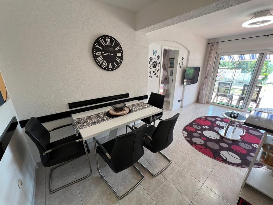 TV and multimedia, Seating area, Dining area